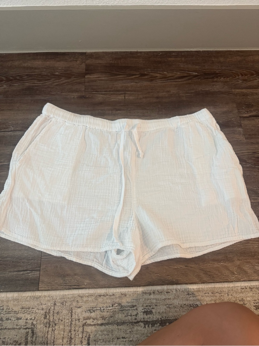 Wilfred White Linen-Texture Elastic Waist Shorts